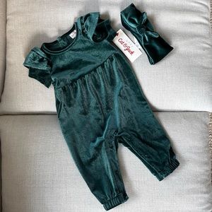 NWT Baby Girls' Velour Short Sleeve Romper
- Cat & Jack™ Dark Green 0-3M